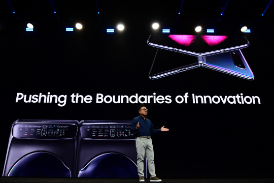 10월 29일(현지시간) 미국 캘리포니아주 새너제이 컨벤션 센터에서 진행된 '삼성 개발자 콘퍼런스 2019'에서 삼성전자 IM부문장 고동진 사장이 기조 연설을  하고 있다. 삼성전자 제공